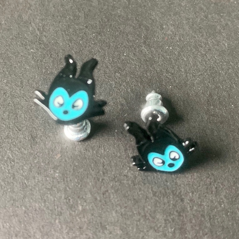 🍭2/$20🍭 Disney’s Maleficent Earrings - Picture 3 of 6